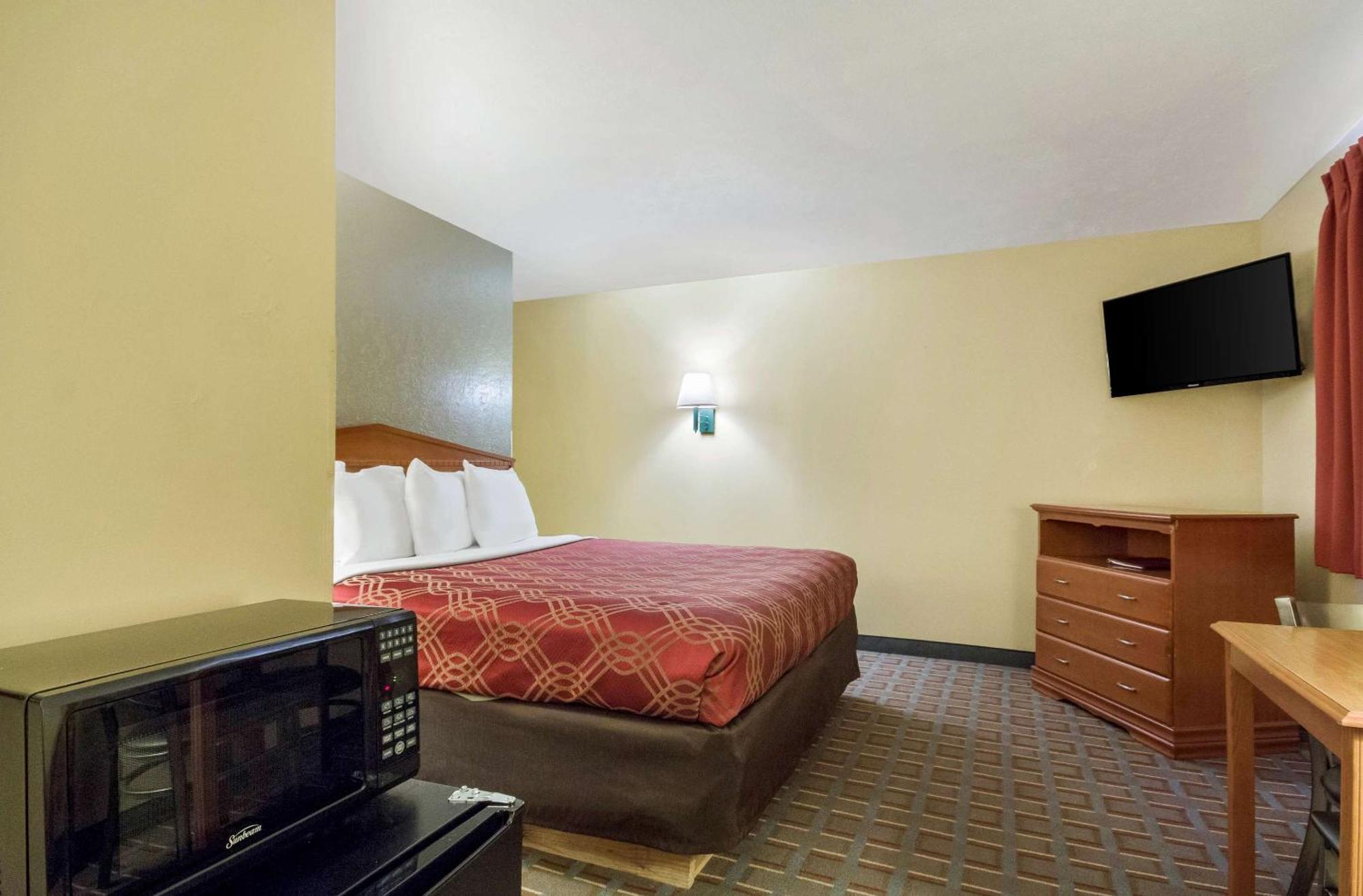 Econo Lodge Lansing - Leavenworth Exteriör bild